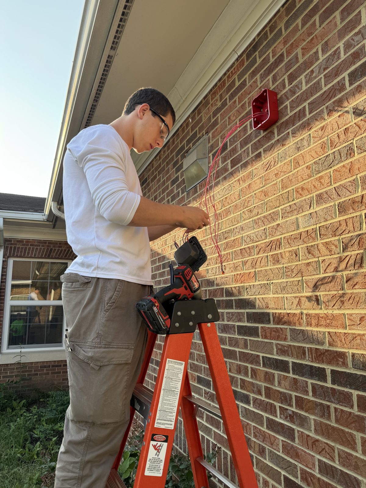 Wiring an exterior horn/strobe notification device from a ladder